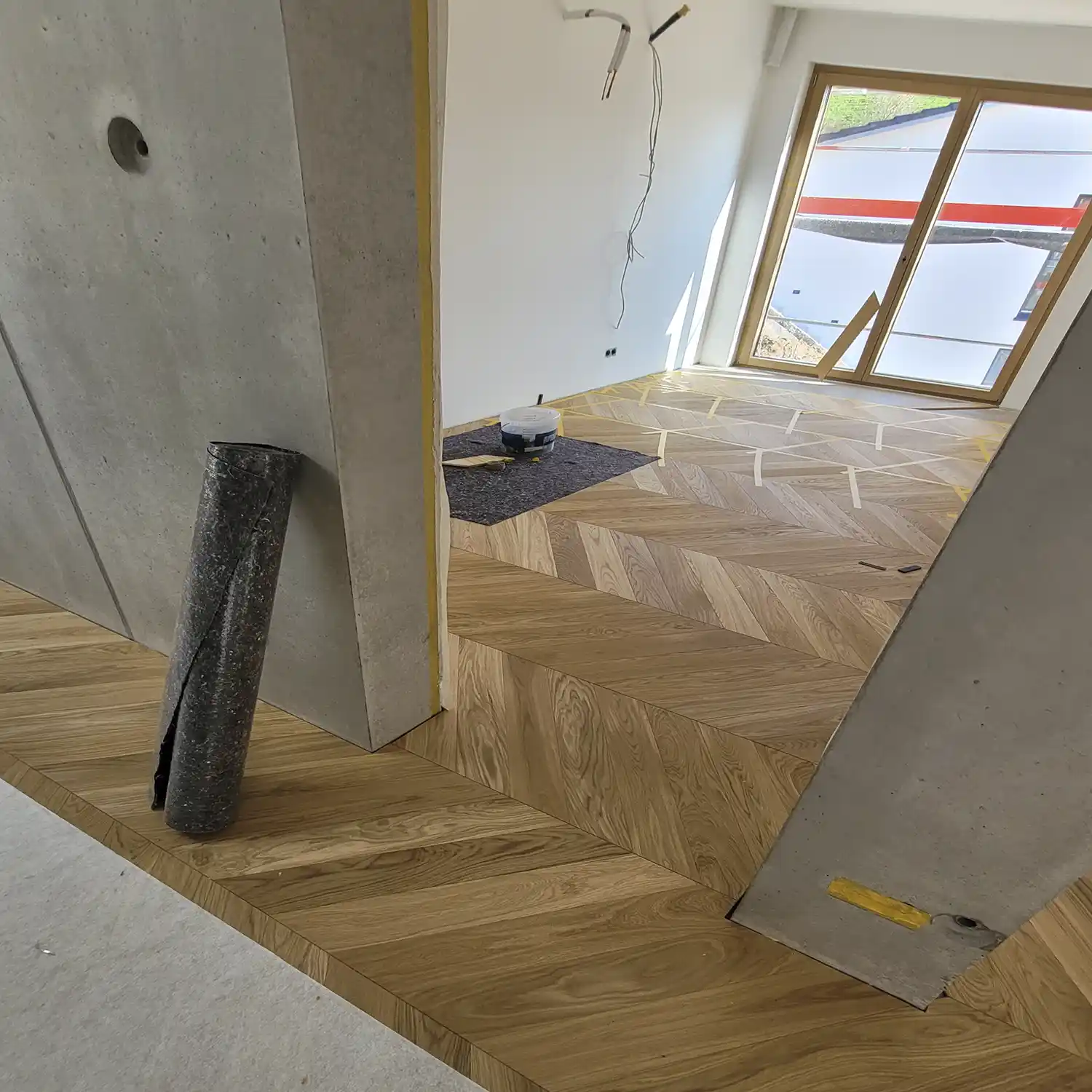 Referenzprojekt_Fischgrat_Fischgrät_Parkett_Stufen_Fischgrat_fallende_Treppe_Neubau_Fischgrat