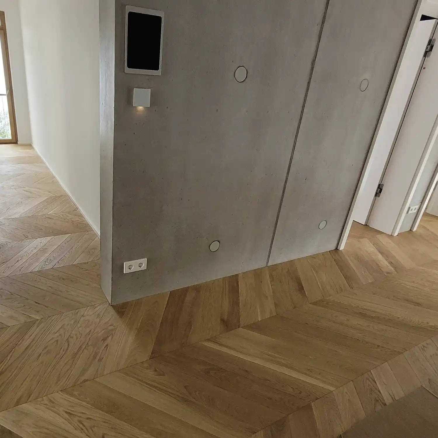 Referenzprojekt_Fischgrat_Fischgrät_Parkett_Stufen_Fischgrat_fallende_Treppe_Neubau_Fischgrat_Räume