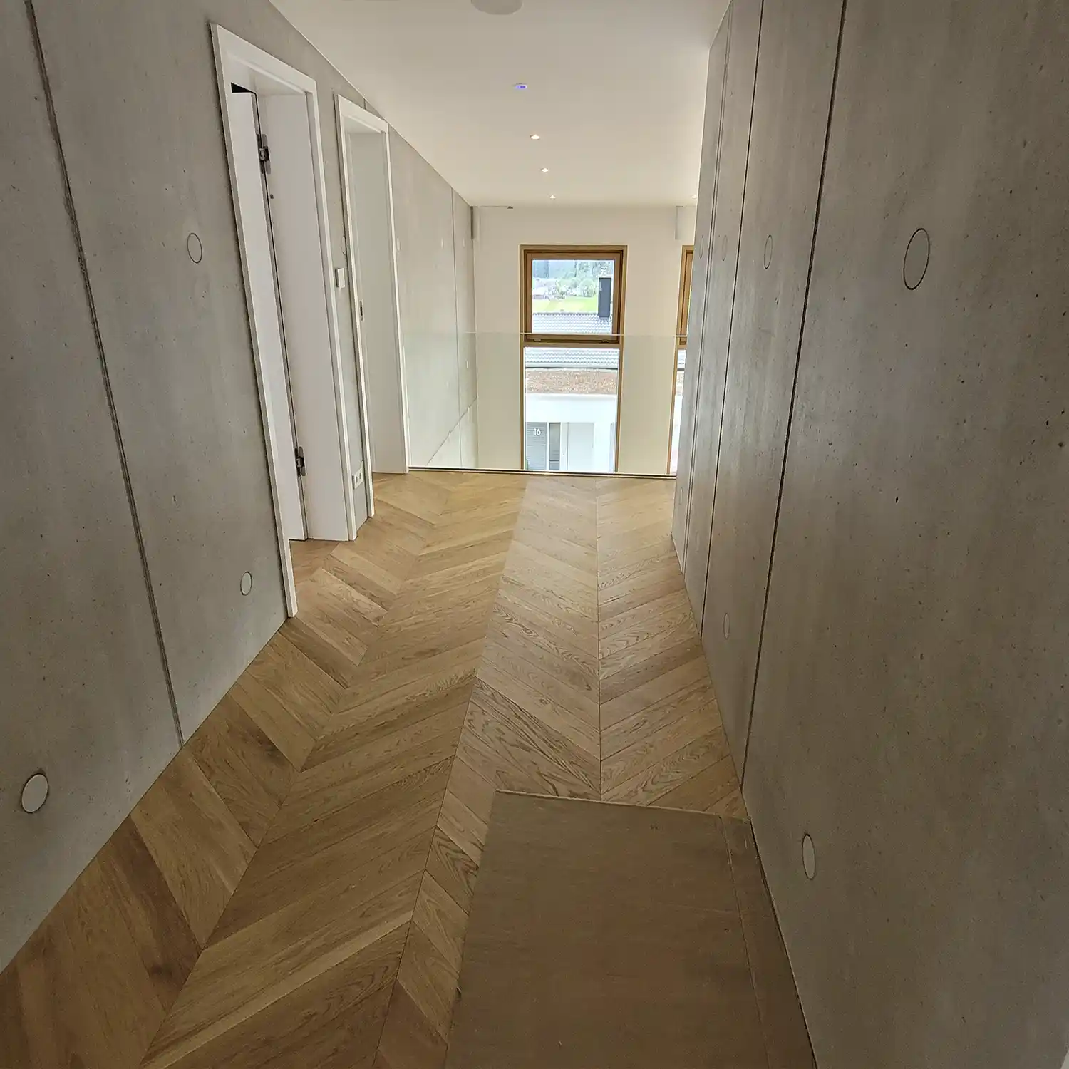 Referenzprojekt_Fischgrat_Fischgrät_Parkett_Stufen_Fischgrat_fallende_Treppe_Neubau_Parkett