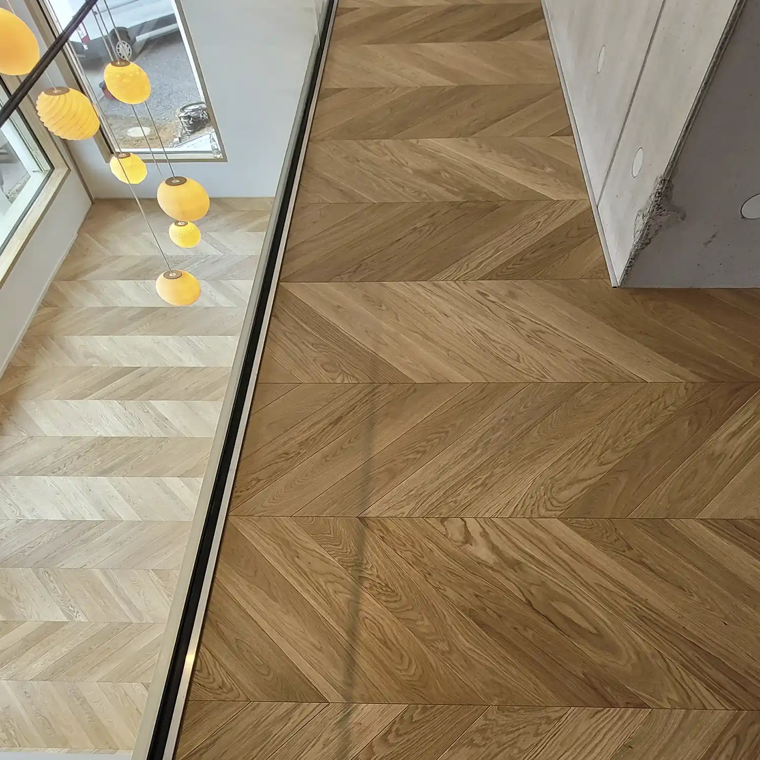 Referenzprojekt_Fischgrat_Fischgrät_Parkett_Stufen_Fischgrat_fallende_Treppe_Neubau_Parkett_Luftraum