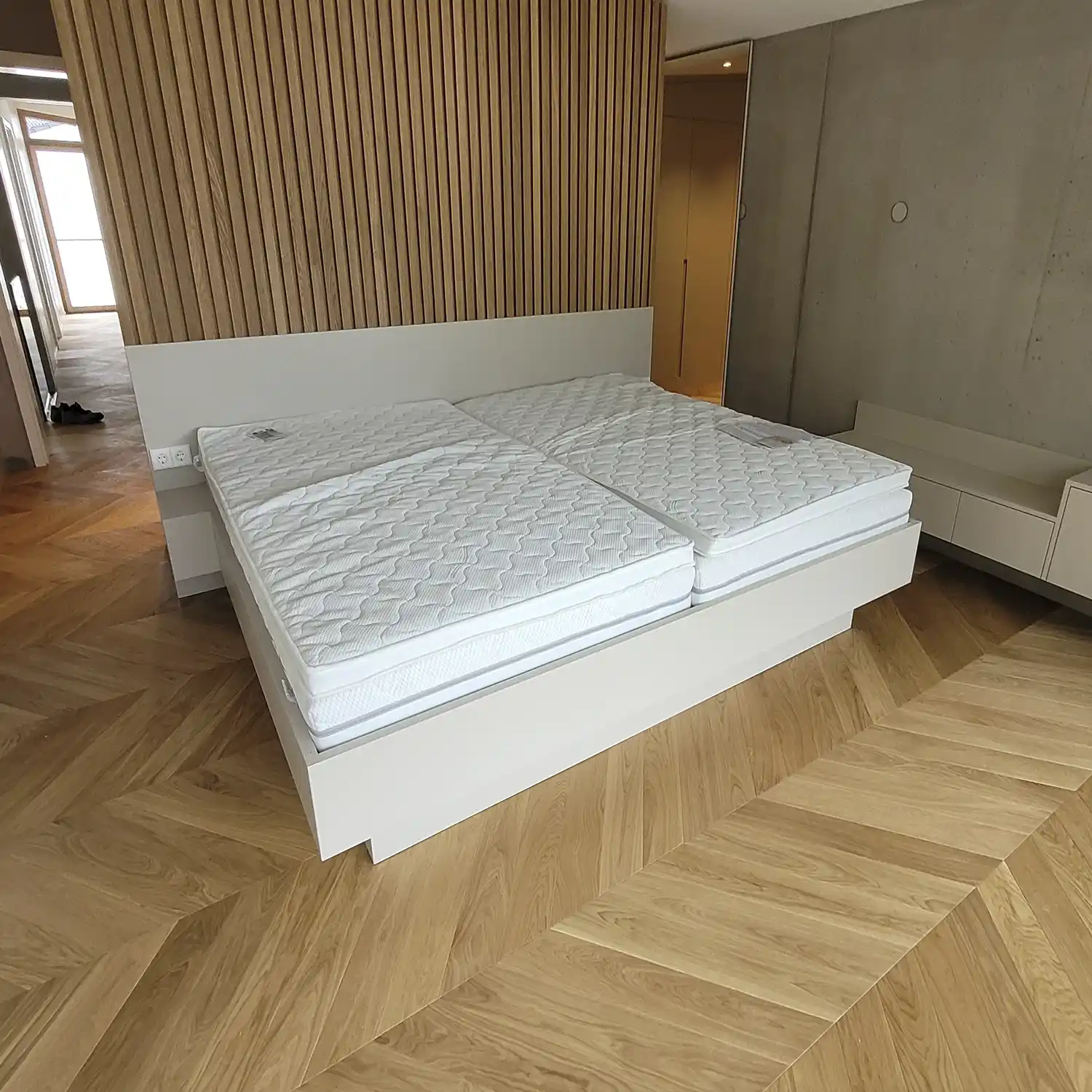Referenzprojekt_Fischgrat_Fischgrät_Parkett_Stufen_Fischgrat_fallende_Treppe_Neubau_Schlafzimmer