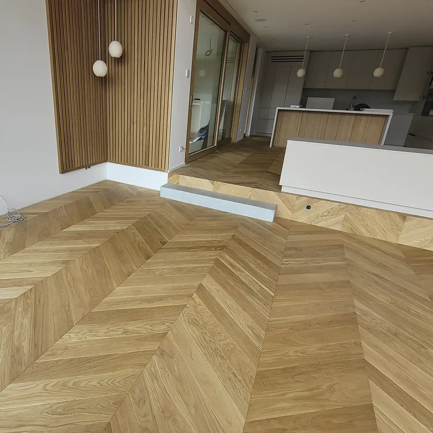Referenzprojekt_Fischgrat_Fischgrät_Parkett_Stufen_Fischgrat_fallende_Treppe_Neubau_Stufe_Wohnzimmer