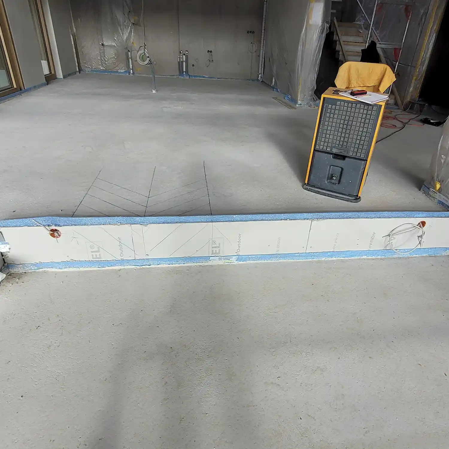 Referenzprojekt_Fischgrat_Fischgrät_Parkett_Stufen_Fischgrat_fallende_Treppe_Neubau_Stuffe_Wohnzimmer