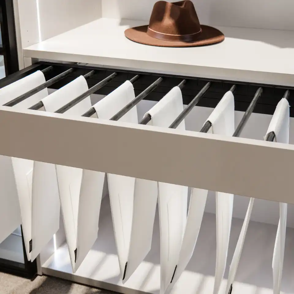 Schranksysteme_maßangefertigte_schränke_kleiderschrank_kueche_kommode_raumtrenner_hosen_aufhängung Schranksysteme_maßangefertigte_schränke_kleiderschrank_kueche_kommode_raumtrenner_hosen_aufhängung