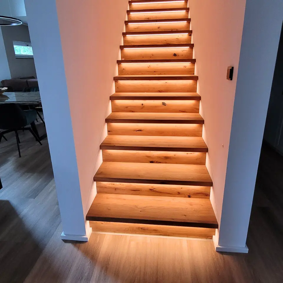 treppen_parkett_treppe_design_treppenstufen_holz_treppe_beleuchtet treppen_parkett_treppe_design_treppenstufen_holz_treppe_beleuchtet